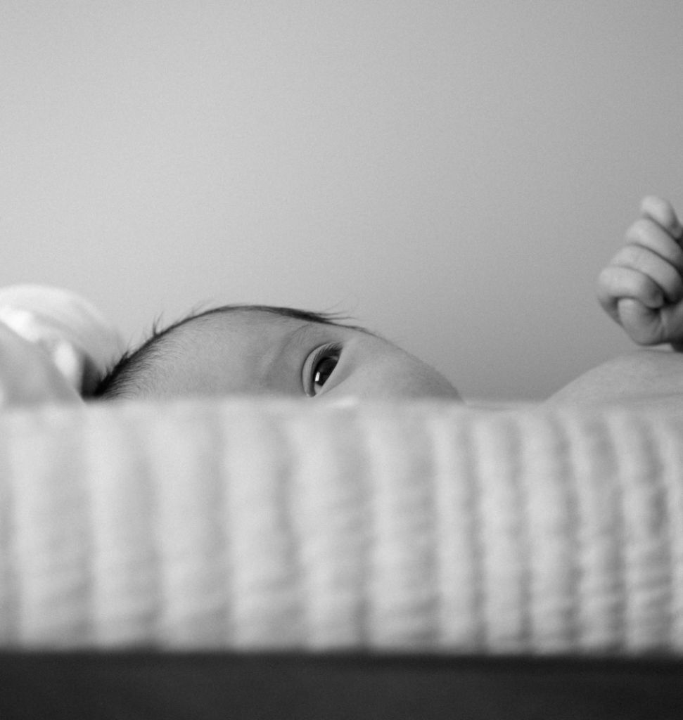 bébé allongé aux yeux ouverts